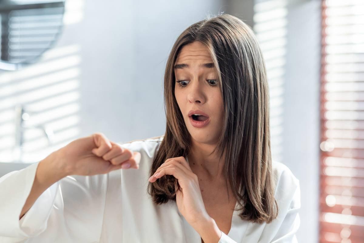 Se laver les cheveux fréquemment n’accélère pas la chute des cheveux. En moyenne, environ 100 cheveux tombent par jour.