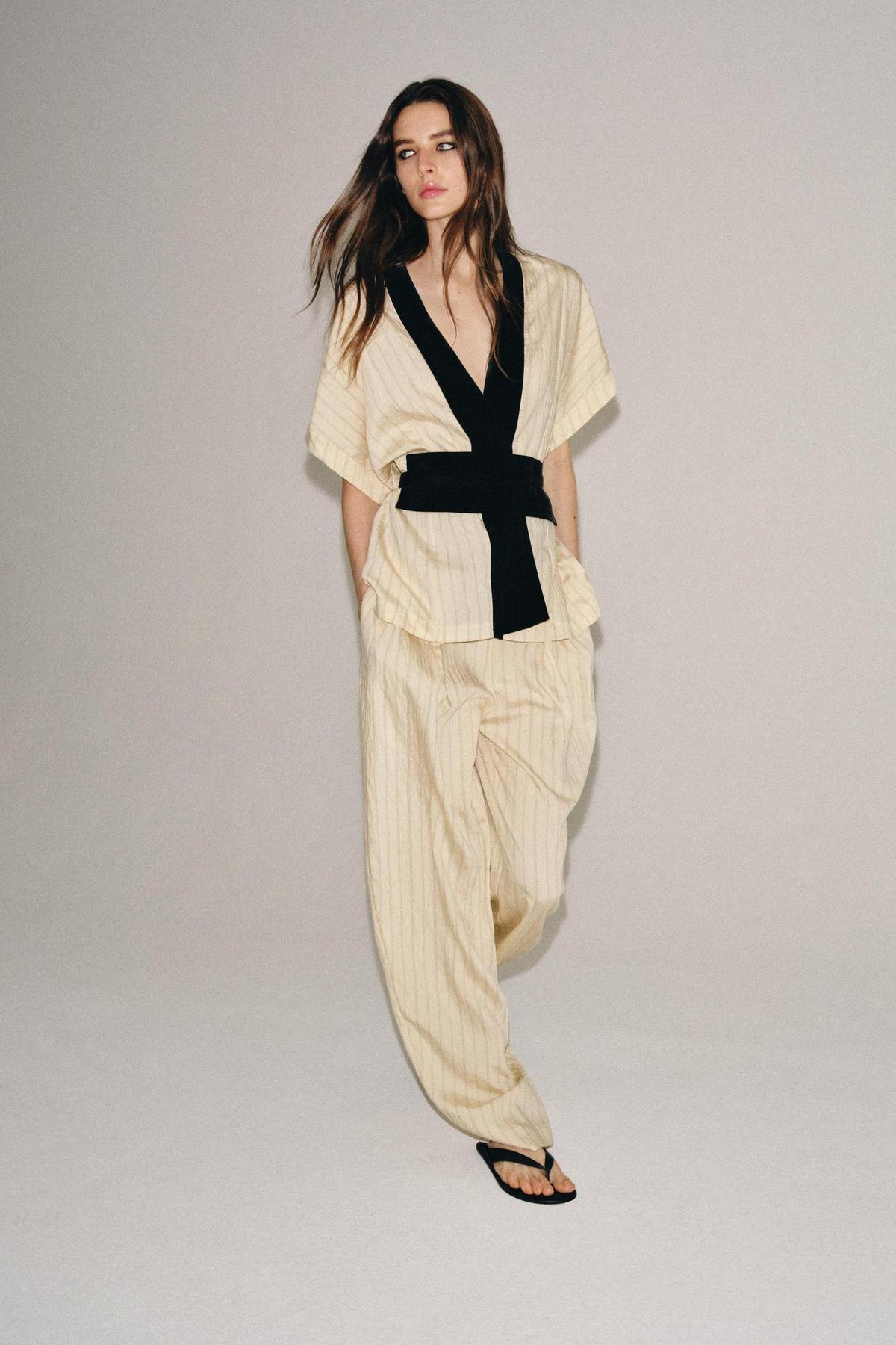 Ensemble kimono imprimé à rayures et pantalon large