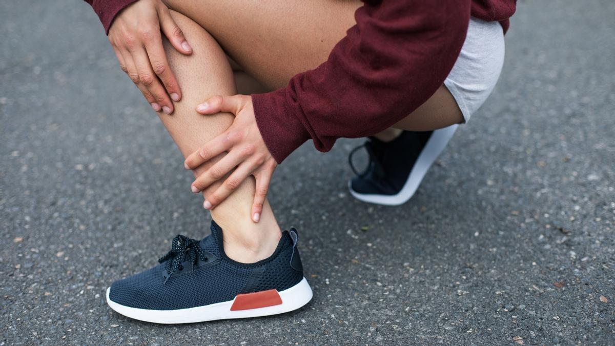 Une femme touchant sa jambe