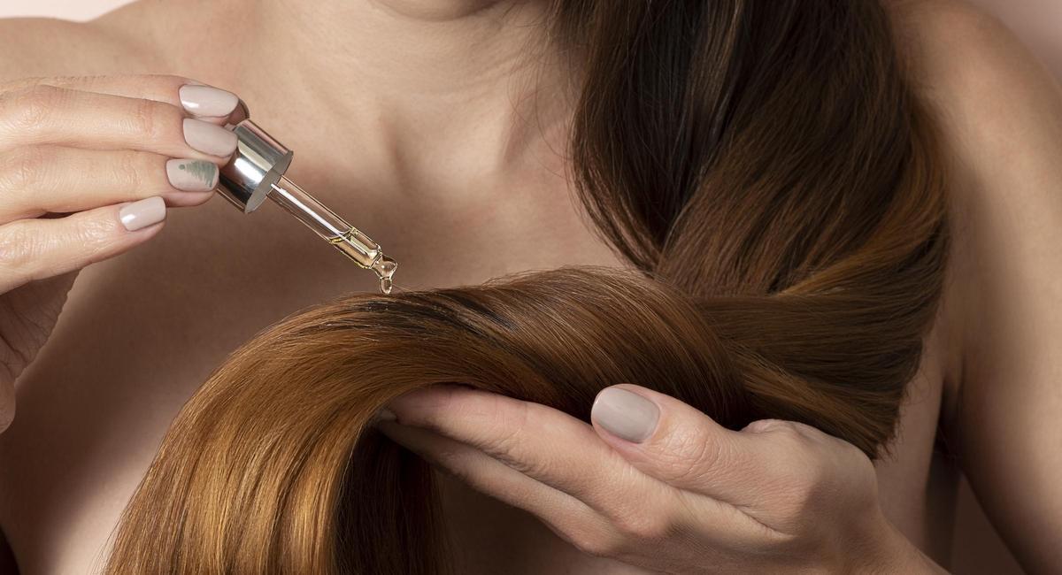 Huile de romarin dans les cheveux