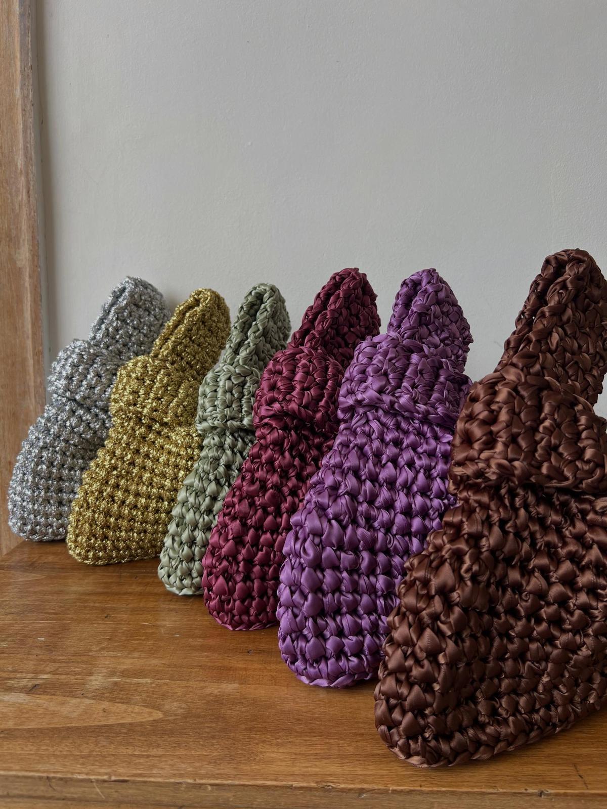 Sacs au crochet de différentes couleurs