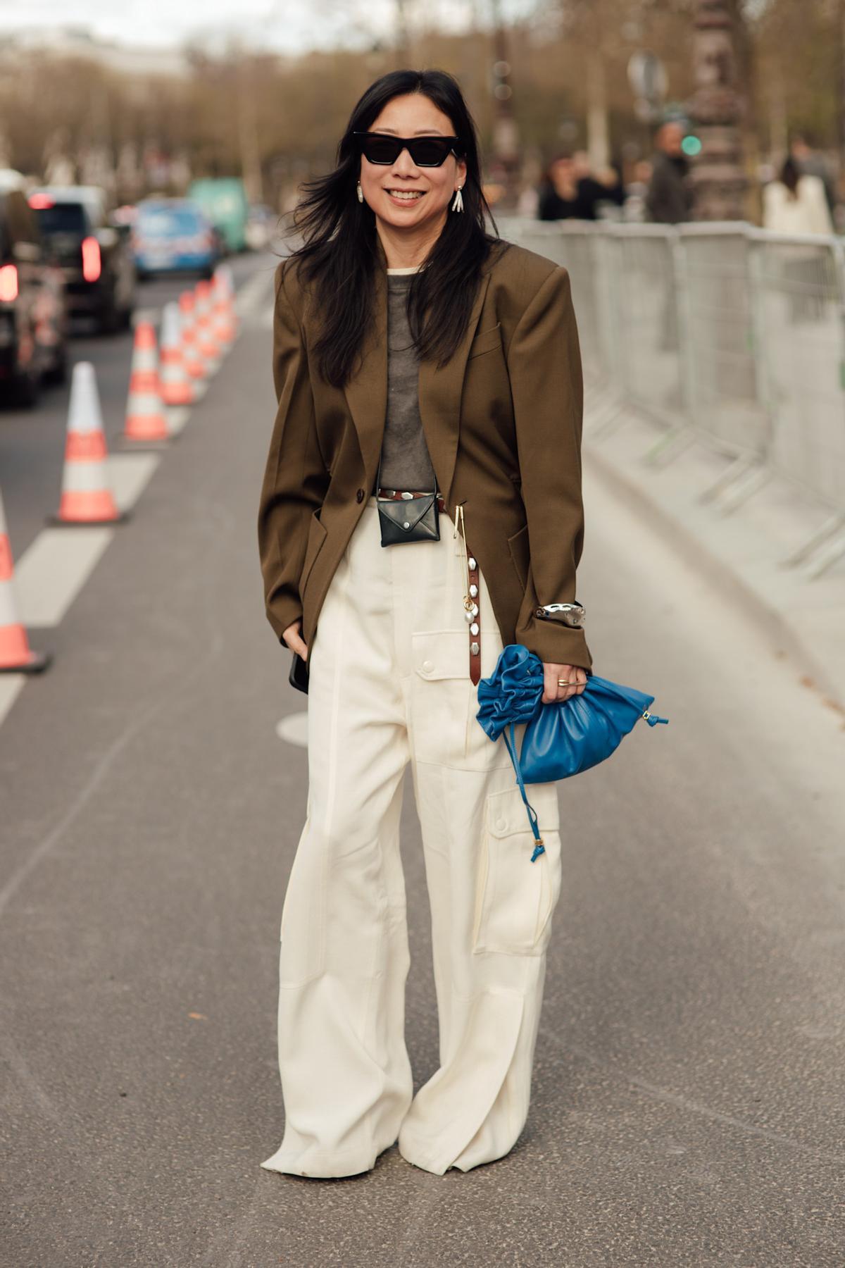 Look street style avec un sac bleu