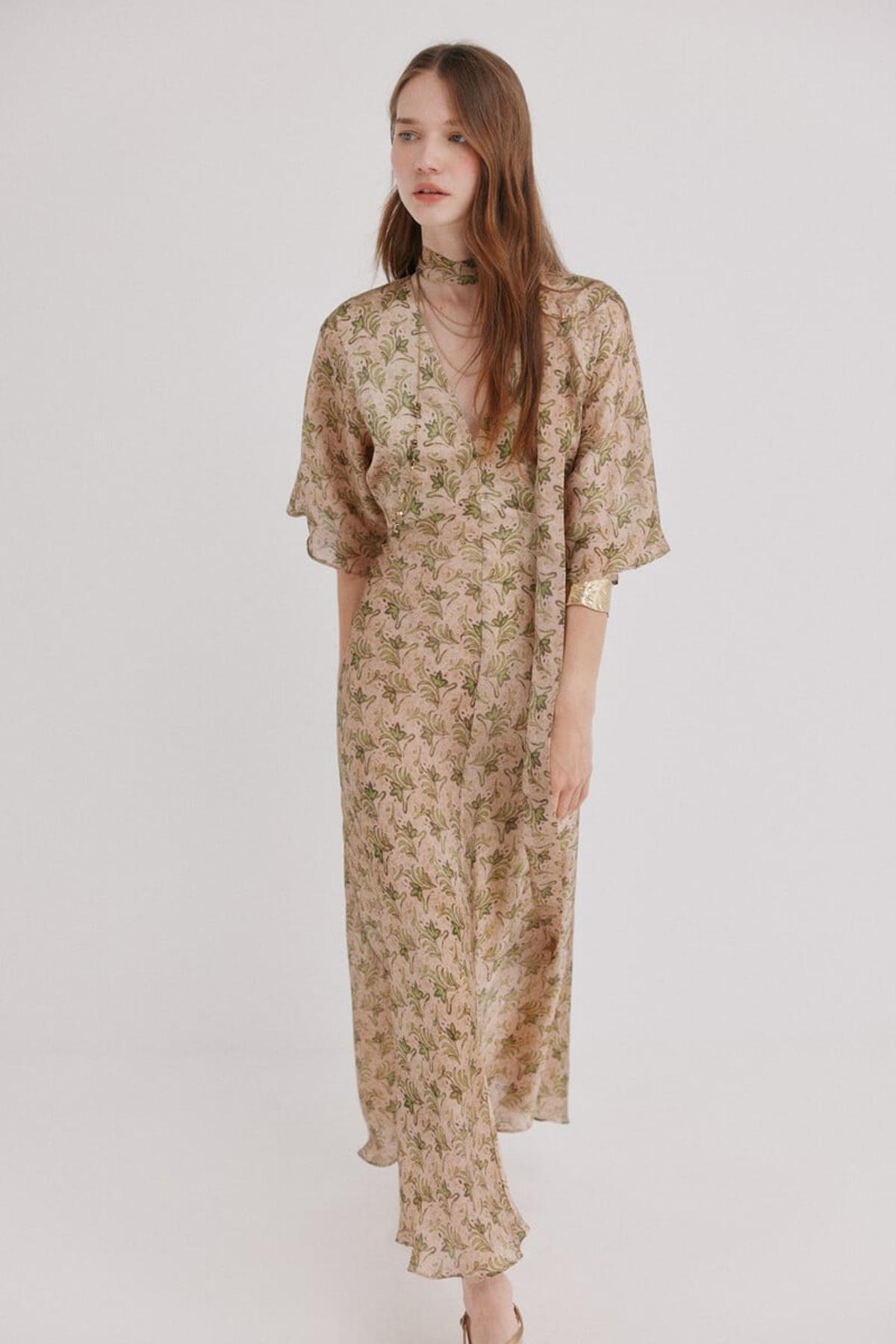 Robe fleurie en satin