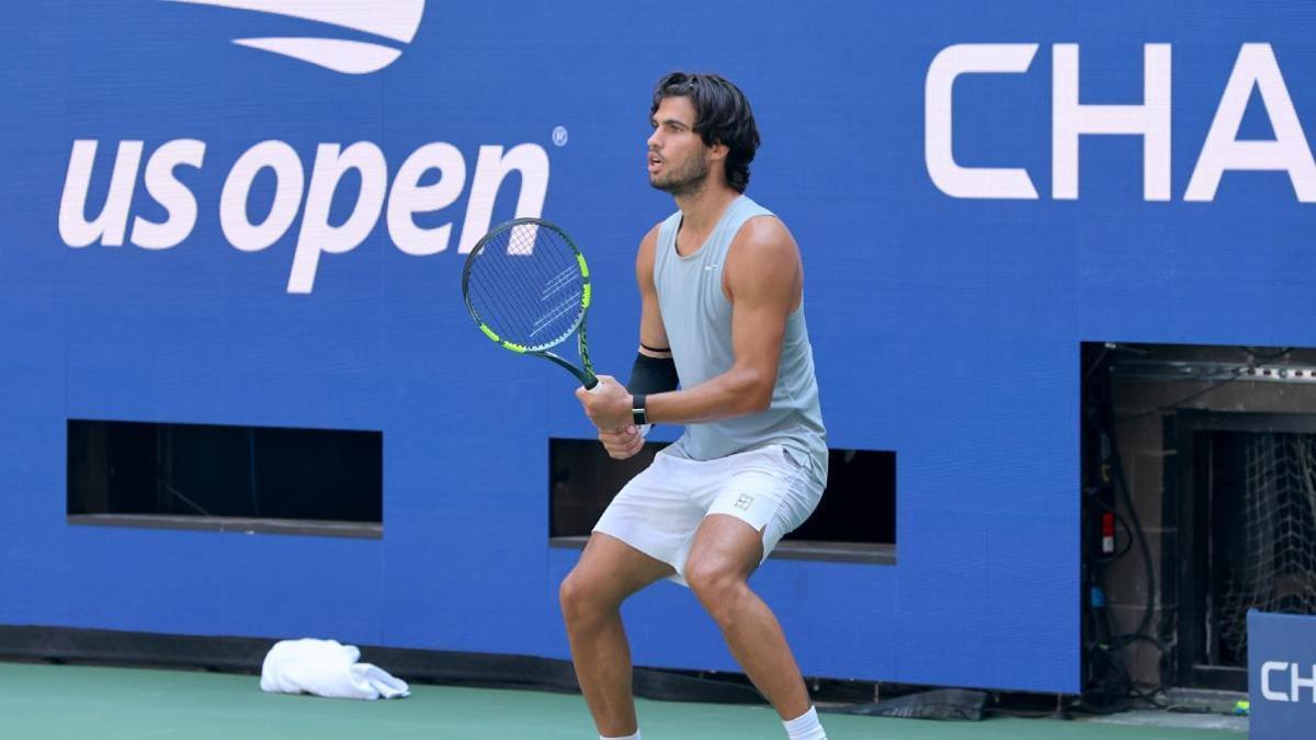 Carlos Alcaraz se prépare pour l'US Open 2026 à New York : une attitude magnétique et la coiffure de Ferran Torres
