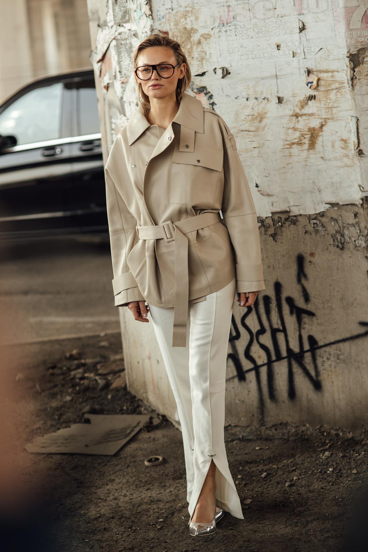 Look street style avec un trench beige