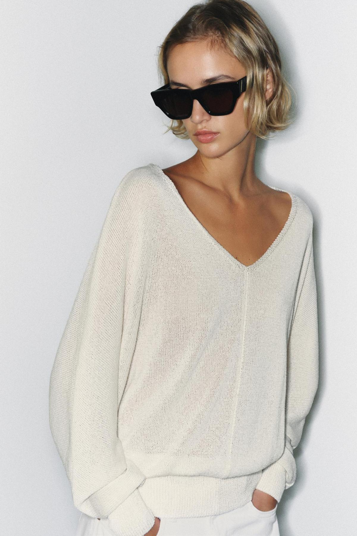 Pull blanc en maille fine à encolure V