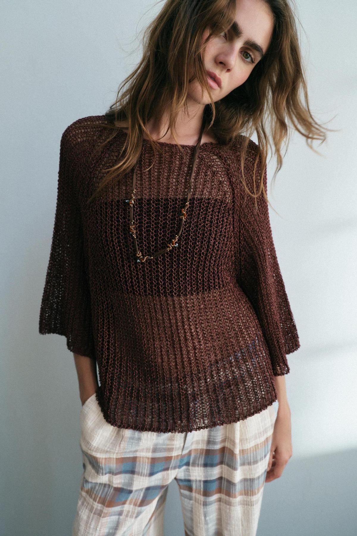 Pull marron en maille fine ajourée