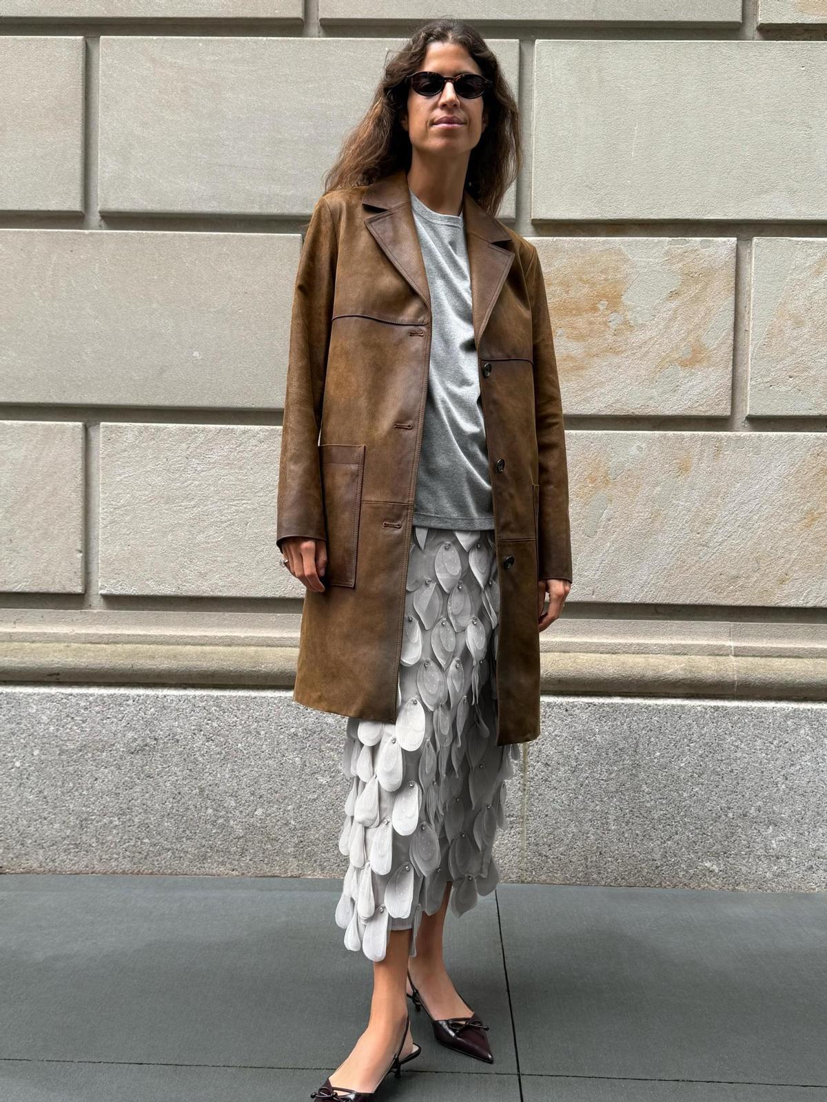 Look street style de l'influenceuse Leandra Medine avec des chaussures à nœud bordeaux