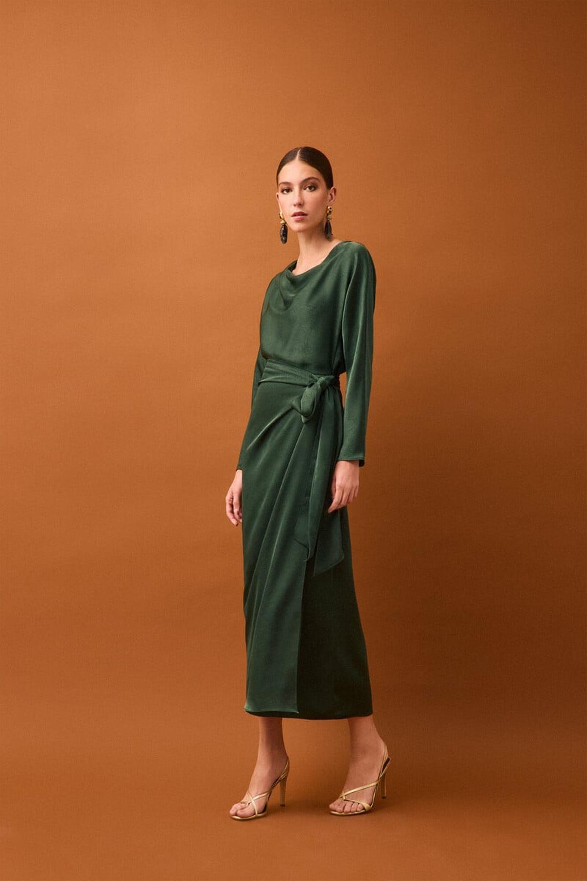 Robe en satin vert avec ceinture