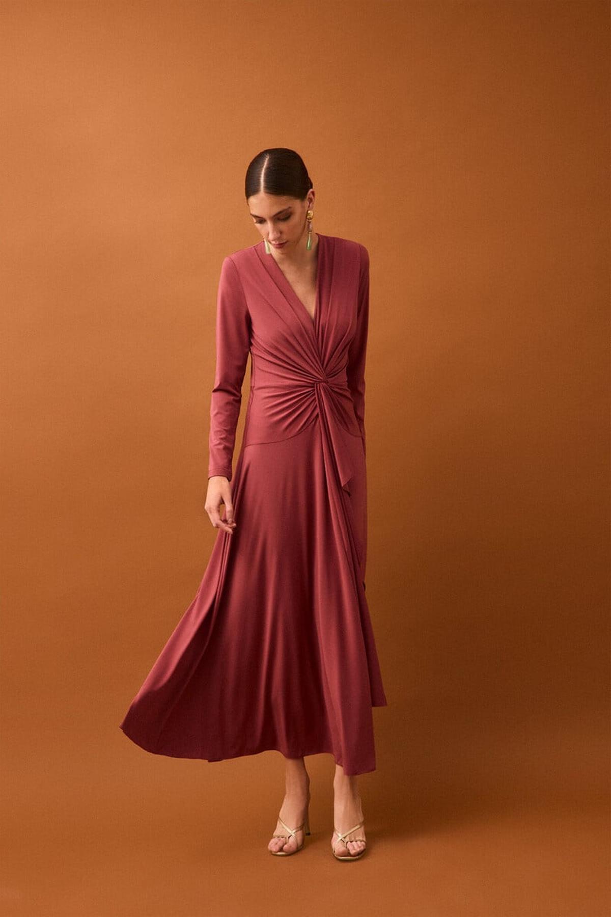 Robe rose fluide avec détail nœud