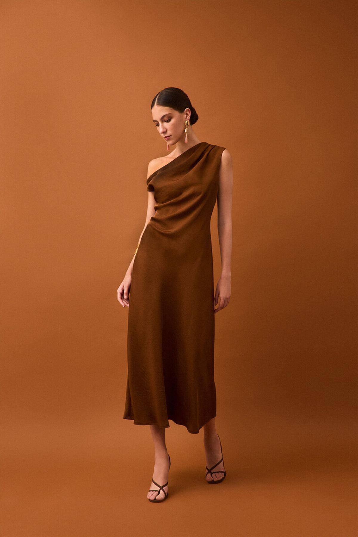 Robe asymétrique en satin