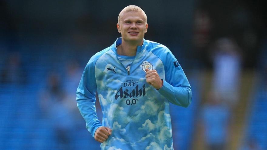 Adieu aux cheveux blonds : Erling Haaland passe au rasage militaire et divise les réseaux avec son changement drastique de look