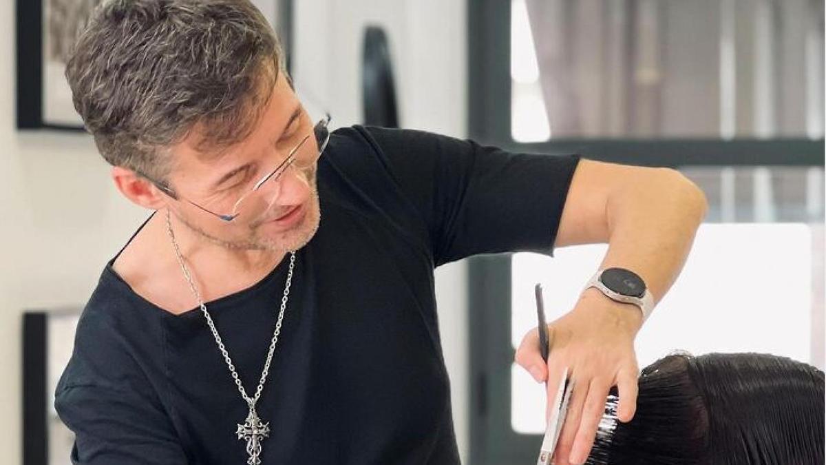 Álex Sestelo, peluquero: "Después de las vacaciones, el cabello necesita una pequeña puesta a punto. Sanear las puntas, reducir las herramientas de calor y usar una buena mascarilla son algunas recomendaciones para recuperar la salud del pelo en septiembre"