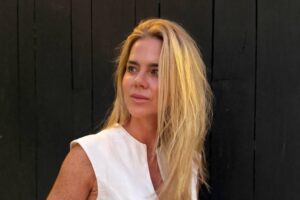 Amelia Bono a les clés pour rocker cet été avec votre look au bar de plage : un maillot de bain réinterprété, un maxi sac en raphia et une jupe ajourée