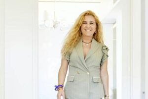 Ana Revuelta, pharmacienne : « La vitamine C ne remplace pas la crème solaire. Ensemble, elles offrent une protection supérieure contre le photovieillissement et apportent fermeté et uniformité du teint »