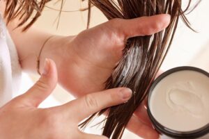Ariel Medeiro, expert en santé capillaire : « La crème Nivea au flacon bleu est une excellente alliée pour les cheveux secs ou extra secs car elle génère une super bonne hydratation, mais toujours sans toucher les racines. Elle est déconseillée pour les cheveux gras qui accumulent beaucoup de résidus. »