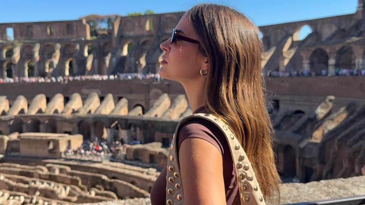 Laura Escanes luce un bolso con tachuelas similar al de Parfois