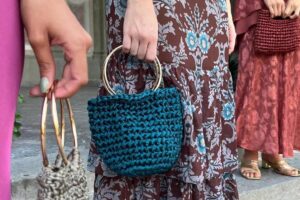 C'est la marque de sacs en raphia qui séduit les filles les plus stylées de la Costa Brava.