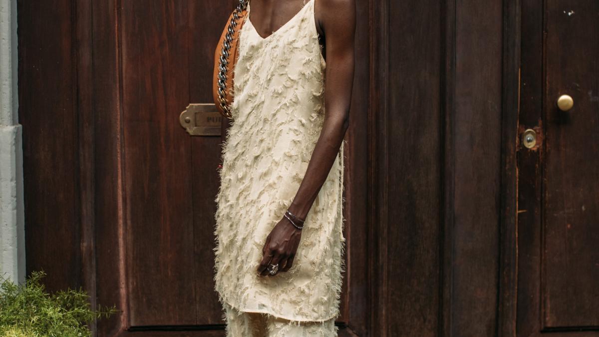 Es oficial: Zara acaba de superarse con los vestidos y conjuntos de invitada de estilo