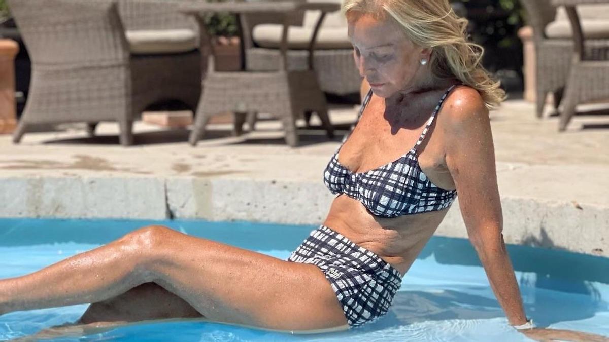 Carmen Lomana (78 años): "Me levanto a las 6 de la mañana y lavo mi cara con agua helada al levantarme. También utilizo la crema Nivea del bote azul porque funciona. Así de simple"