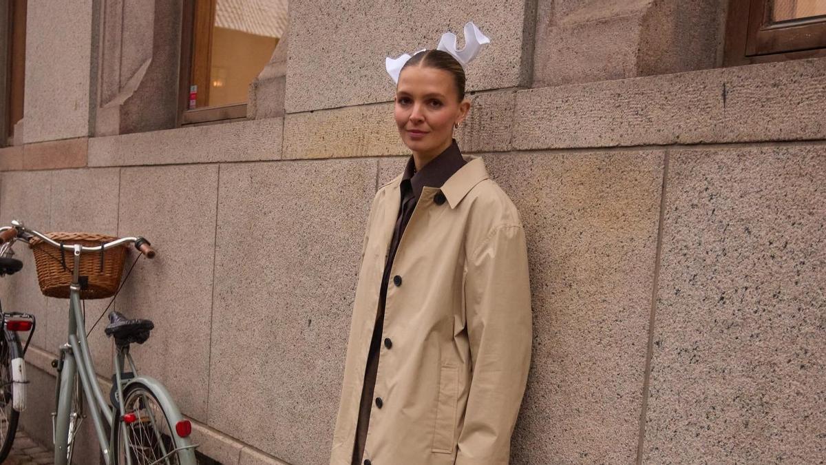 Look de street style de la influencer Hollie Mercedes con un chubasquero beige