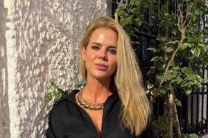 Certificat honorifique pour le look 'total black' d'Amelia Bono à Marbella : maxi collier en or, sac de luxe 'vintage' et vêtements en lin
