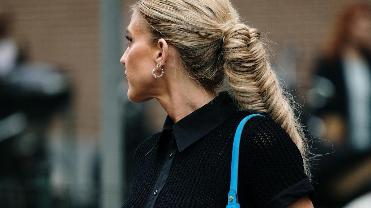 Look de street style con bolso azul