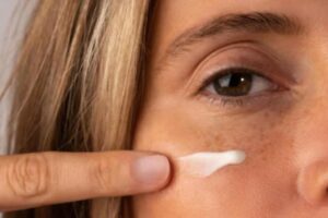 Découvrez la routine beauté naturelle et consciente qui réparera votre peau d'été