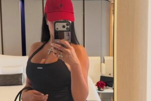 Demain, de longues files d'attente sont attendues au Corte Inglés pour les sacs Guess en cuir noir, qui sont également les favoris de Georgina Rodríguez.