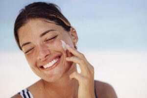 Diana Vitoria, pharmacienne et nutritionniste : « Le meilleur traitement anti-imperfections qui existe est de continuer à utiliser une crème solaire au quotidien »