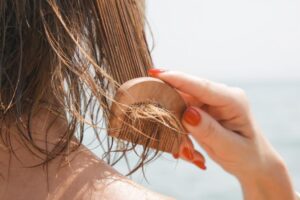 Dr Claudia Bernárdez, dermatologue : « La plus grande chute de cheveux se produit à cette période du mois d'août. L'objectif est d'aider les nouveaux cheveux à pousser dans les meilleures conditions possibles. »