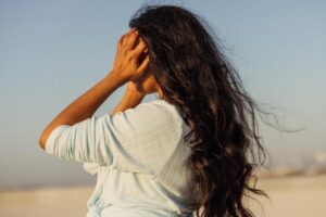 Du protecteur thermique à l'après-shampoing sans rinçage : les essentiels capillaires que vous devriez emporter dans votre trousse de maquillage cet été (et toujours)
