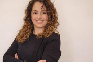 Elisabeth Torres, coiffeuse : « Le shampoing ne provoque pas la chute des cheveux. Ce qui se passe, c'est que pendant le lavage on voit plus de poils sur nos mains ou dans les égouts, mais ce sont des cheveux qui étaient déjà en phase de chute et qui se détachent simplement en massant le cuir chevelu »