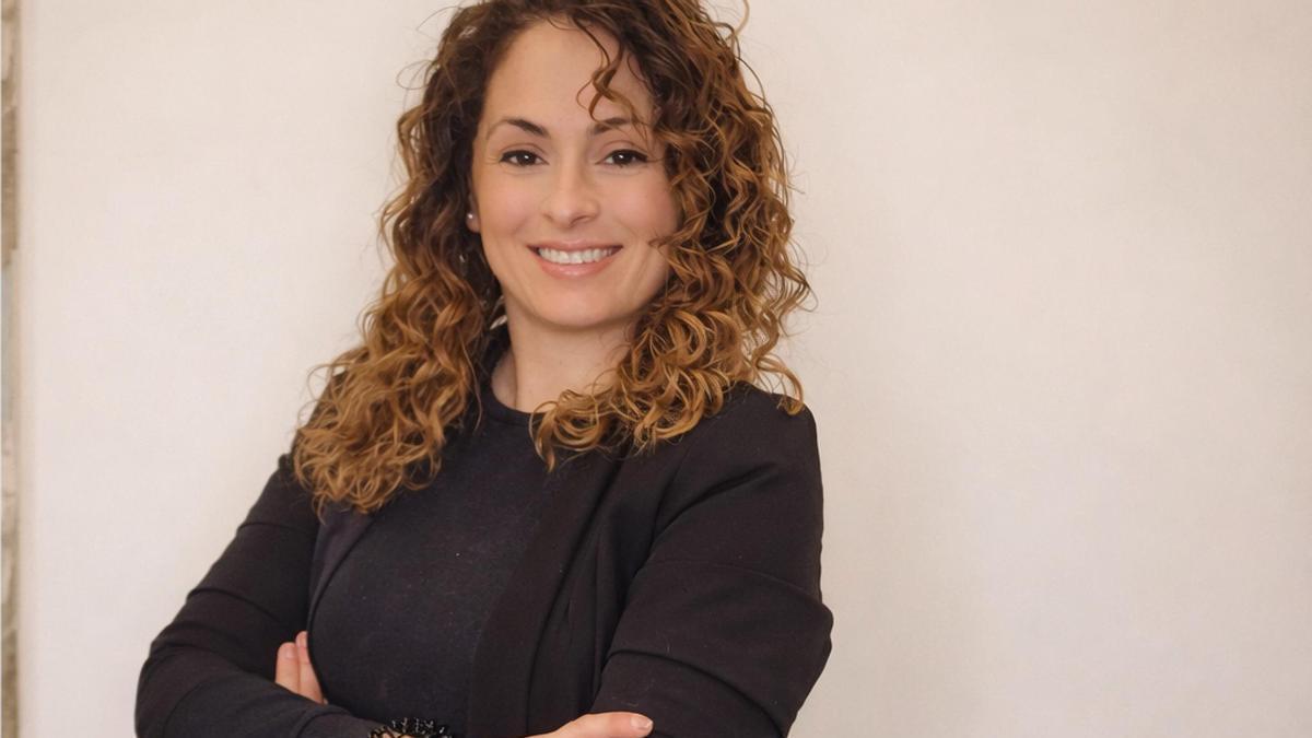 Elisabeth Torres, peluquera: "El champú no provoca la caída del cabello. Lo que ocurre es que durante el lavado vemos más pelos en las manos o en el desagüe, pero son cabellos que ya estaban en fase de caída y que simplemente se desprenden al masajear el cuero cabelludo"