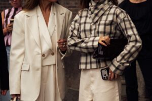 Enfin chez Zara les tenues d'automne qui feront la tendance à partir de septembre : élégantes, confortables et parfaites pour la mi-saison.