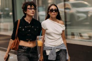 Enregistrement honoraire pour le cabas bicolore d'El Corte Inglés que nous transporterons 24h/24 et 7j/7 : il peut contenir tout, de l'ordinateur portable à la trousse de toilette contenant les essentiels