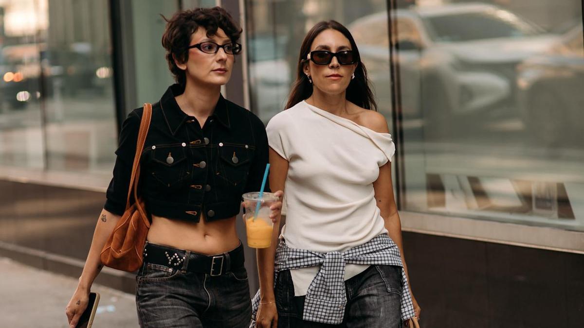 Look de street style con bolso bicolor similar al de Tous
