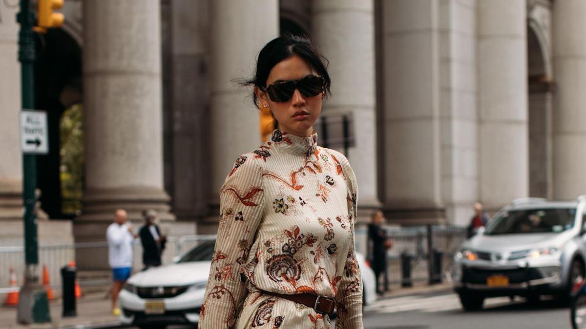 Look de street style con vestido con estampado floral