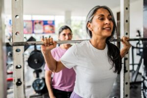 Fran Figueroa, entraîneuse personnelle : « La meilleure façon de perdre de la graisse abdominale après 50 ans est de faire de la musculation. Développez vos muscles, accélérez votre métabolisme et continuez à brûler les graisses des heures après l'entraînement »