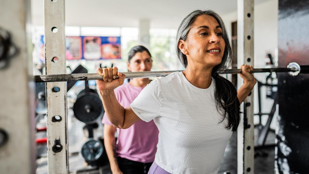 Fran Figueroa, entrenador personal: "La mejor manera de perder la grasa abdominal a partir de los 50 años es con entrenamientos de fuerza. Desarrolla músculo, acelera el metabolismo y sigue quemando grasa horas después de entrenar"