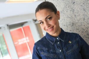 Hiba Abouk utilise un parfum féminin classique qui sent les fleurs et le bois, qui sent spectaculaire et dure longtemps.