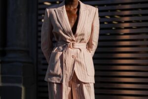 Ils sont là depuis moins de 24 heures et ils sont déjà en train de le tuer : les tenues coordonnées des Lefties qui sauveront vos looks de bureau de septembre