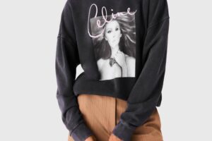 Ils viennent de débarquer chez Maje, et beaucoup sont déjà épuisés, les t-shirts et sweats de Céline Dion qui rendent hommage à l'artiste : ils sont idéaux avec un jean et un costume