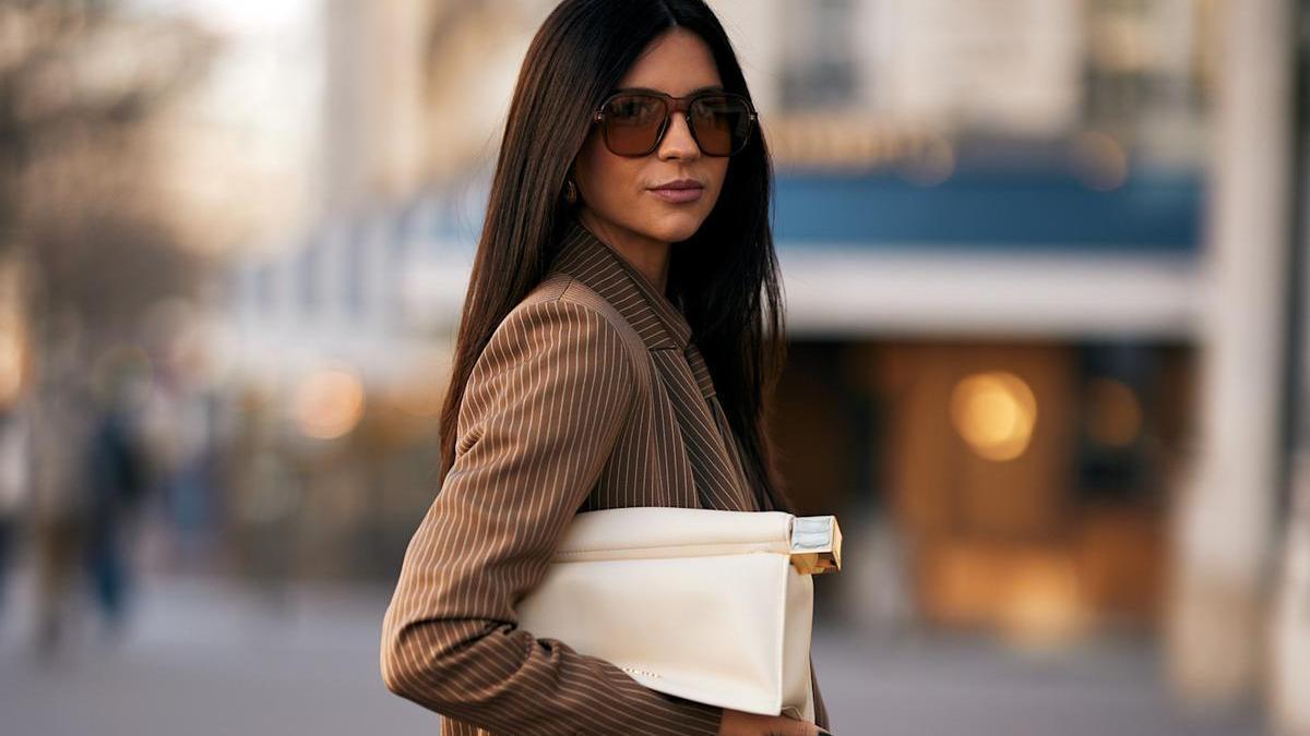 Look de street style con un conjunto de raya diplomática