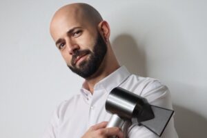 Javier Mateo, coiffeur : « Après 55 ans, trop éclaircir ses cheveux est généralement la plus grosse erreur du balayage »