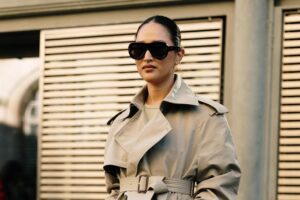 L'automne arrive chez Cortefiel avec le nouveau trench beige idéal pour retourner au bureau : court et soldé