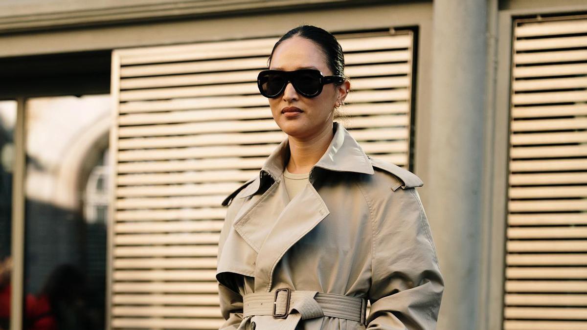Look de street style con gabardina beige