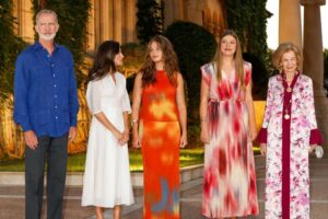 La famille royale rouvre les portes de Marivent : des looks coordonnés de Leonor et Sofía à la discrétion de la reine Letizia