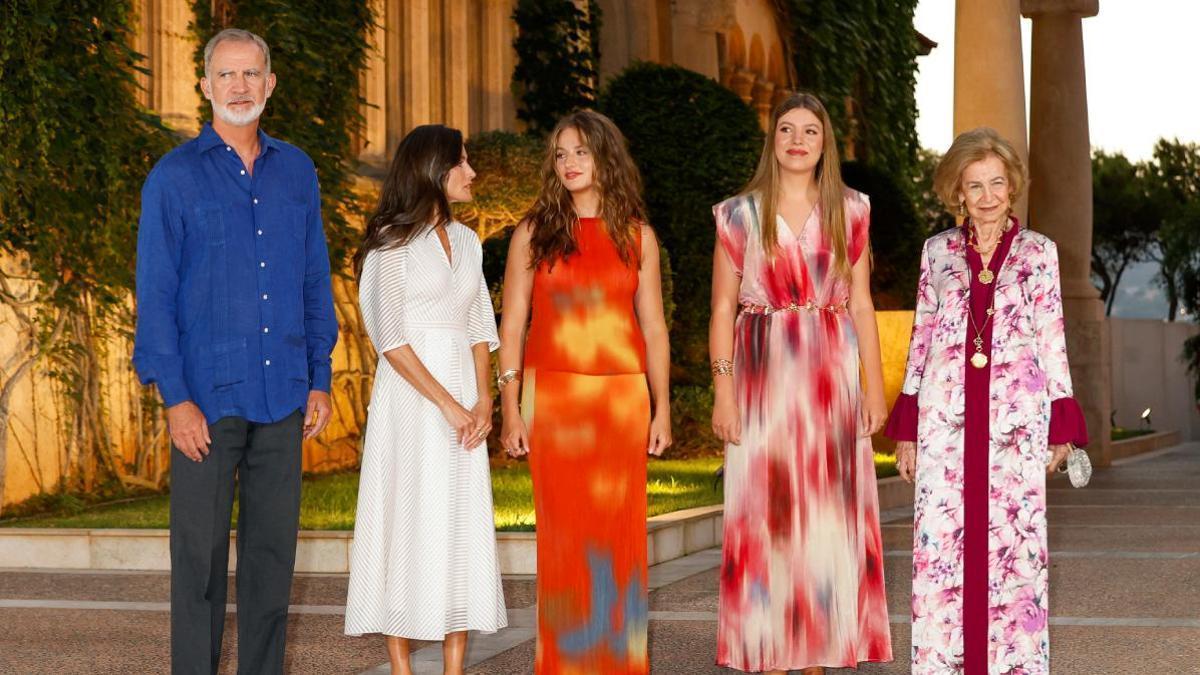 La réception de la Famille Royale à Marivent avec la Princesse Leonor et l'Infante Sofía : gestes, complicité et affection