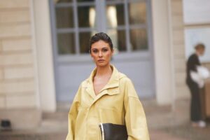 Le bomber en nylon des années 90 revient : cette proposition Zara en ton beurre est légère et marquera un avant et un après dans tous les looks